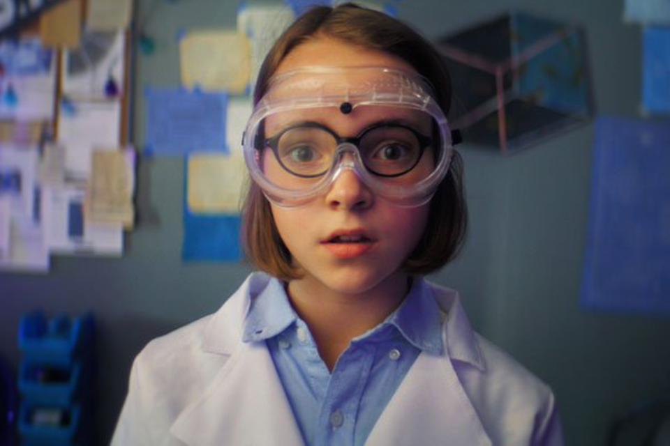 Фильм  «Формула популярности» (2024): история о девочке-вундеркинде, которая сумела создать волшебное вещество